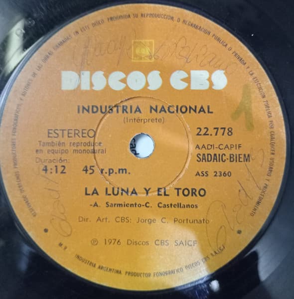 Industria Nacional — La Luna Y El Toro