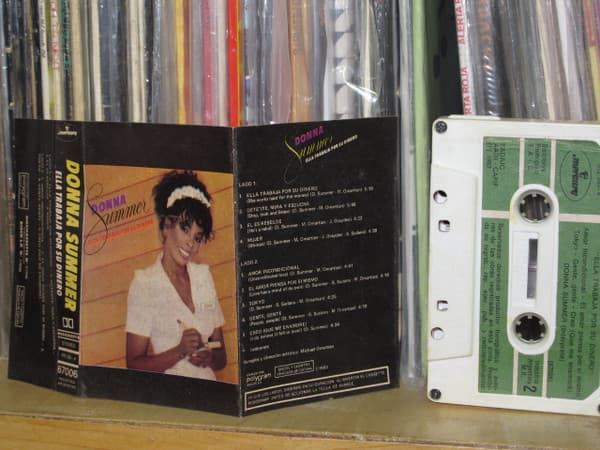 Donna Summer — Ella Trabaja Por Su Dinero = She Works Hard For The Money