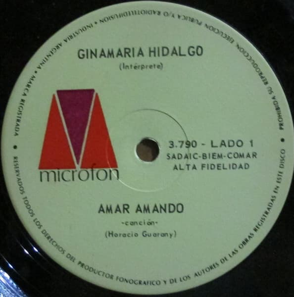 Ginamaría Hidalgo — Amar Amando / De Barro