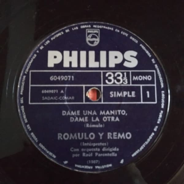 Romulo Y Remo & Raúl Parentella Y Su Orquesta — Dame Una Manito, Dame La Otra / Asi, Asi, Asi
