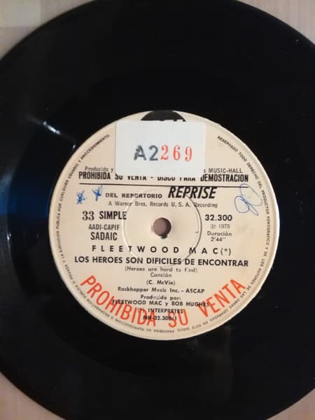 Fleetwood Mac — Los Heroes Son Dificiles De Encontrar = Heroes Are Hard To Find / Nacio Encantador = Born Enchanter