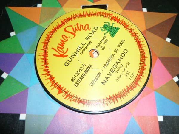 Gunhill Road — Hoy Busco Algo Mas