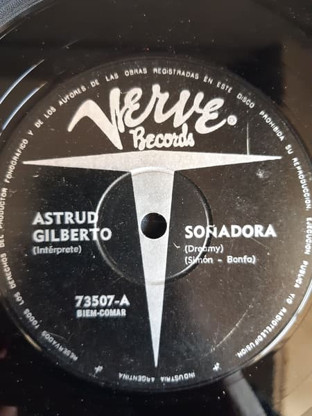 Astrud Gilberto — Soñadora / Los Grillos Cantan Para Anamaria