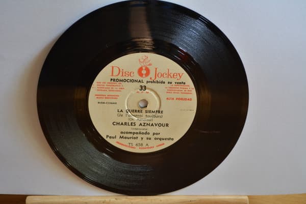Charles Aznavour — Je L'Aimerai Toujours = La Querre Siempre / Et Moi Dans Mon Coin = Y Yo En Mi Rincon