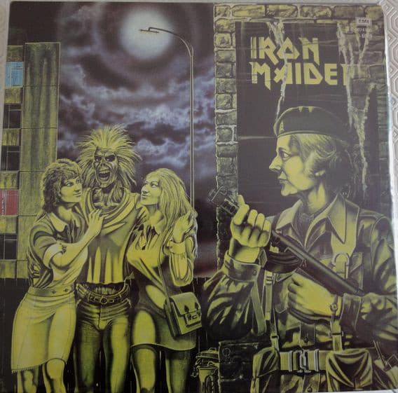 Iron Maiden — Mujeres Uniformadas