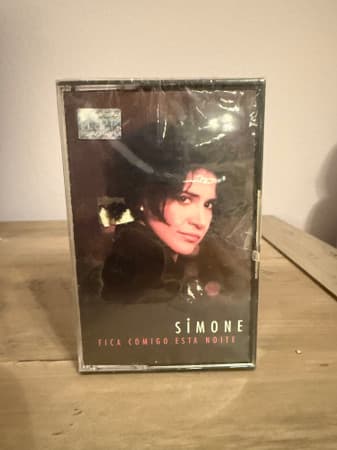 Simone — Fica comigo esta noite